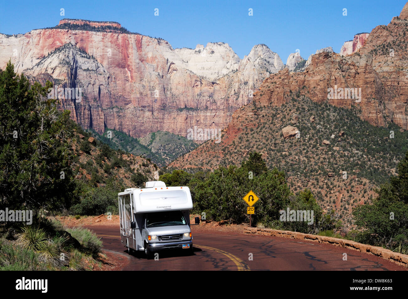 Wohnmobil fahren auf der Panoramastraße Zion - Mt. Carmel Highway, West Temple in den Rücken, Zion Nationalpark Stockfoto
