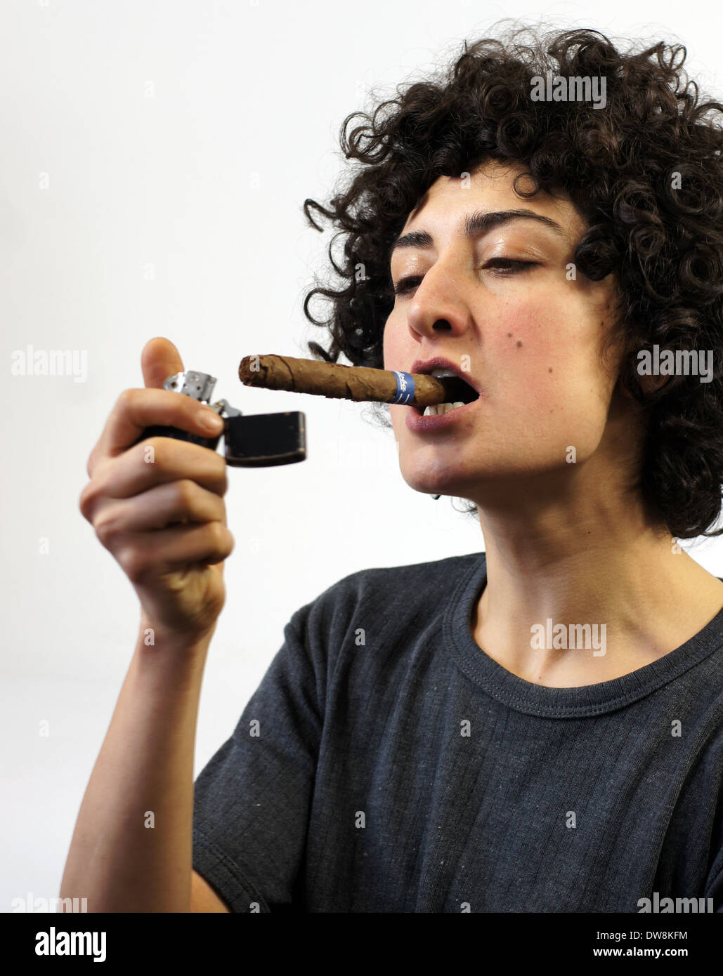 Frau leuchtet eine Zigarre Stockfoto