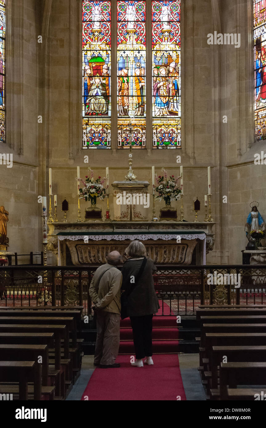 Paar mittleren Alters im Inneren der Kirche Saint-Eloi in Bordeaux, Frankreich. Stockfoto