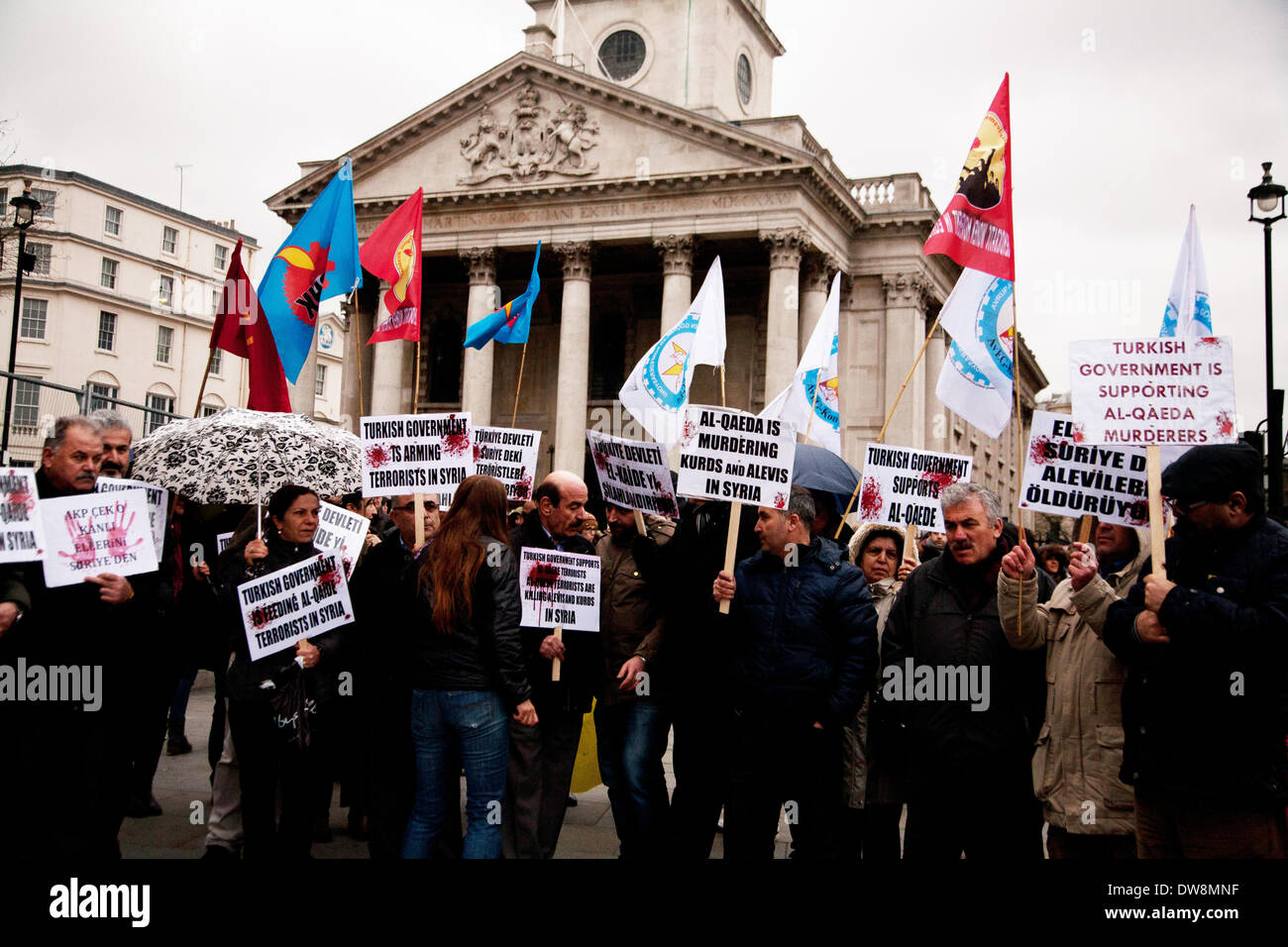 London, UK. 2. März 2014. Demonstranten versammeln sich am Trafalgar Square gegen die türkische Regierung zu demonstrieren, was sie sagen, "al-Qaida-Mörder" unterstützt. Bildnachweis: Adina Tovy/Alamy Live-Nachrichten Stockfoto