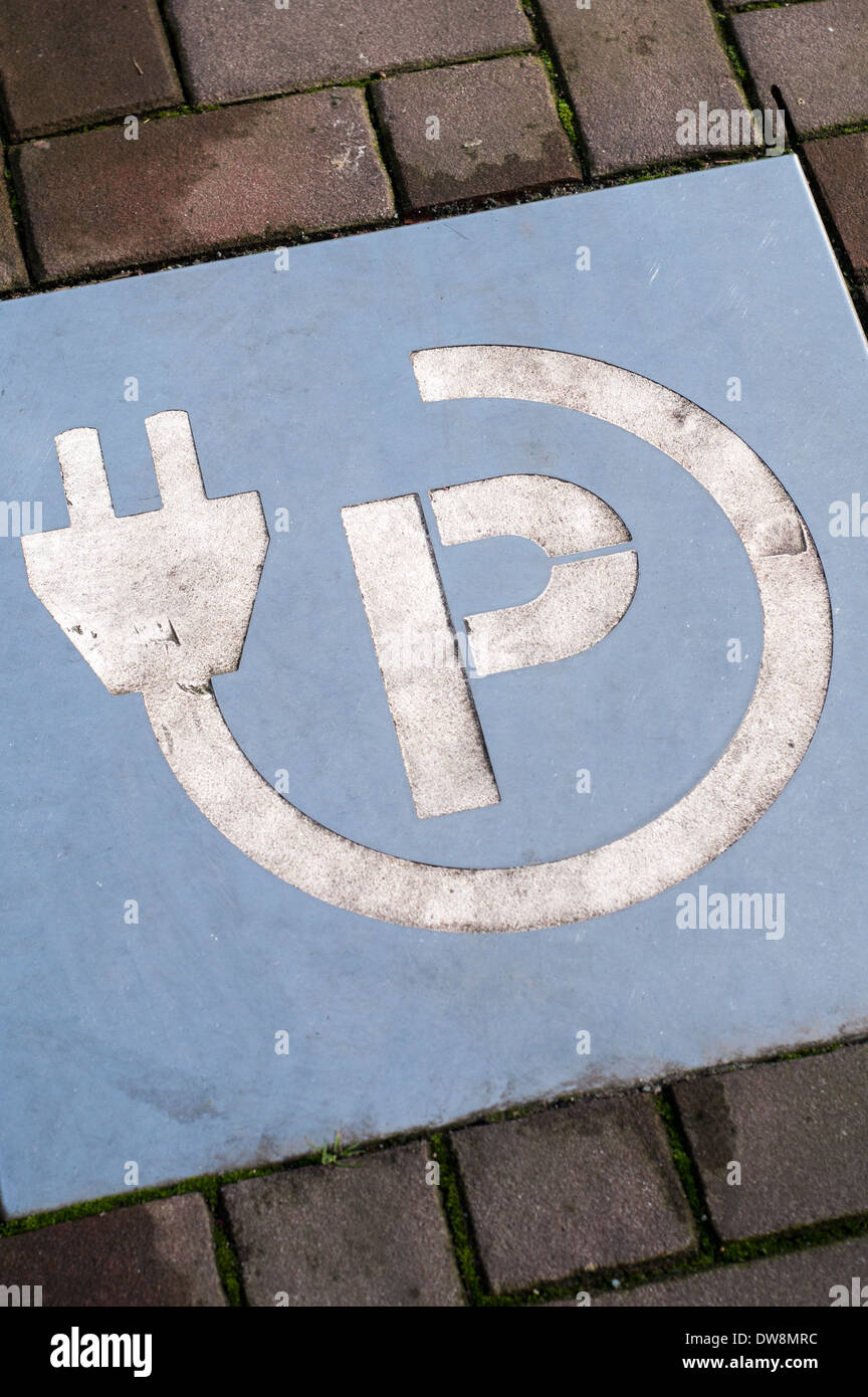 Melden Sie sich auf einer Straße angibt, einen Parkplatz und Ladestation für ein Elektro-Auto oder Fahrzeug Stockfoto