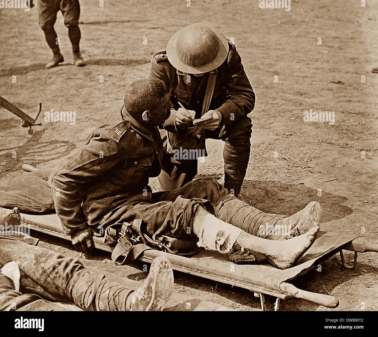 WW1 Kaplan mit verwundeten Soldaten 1914-1918 Stockfoto