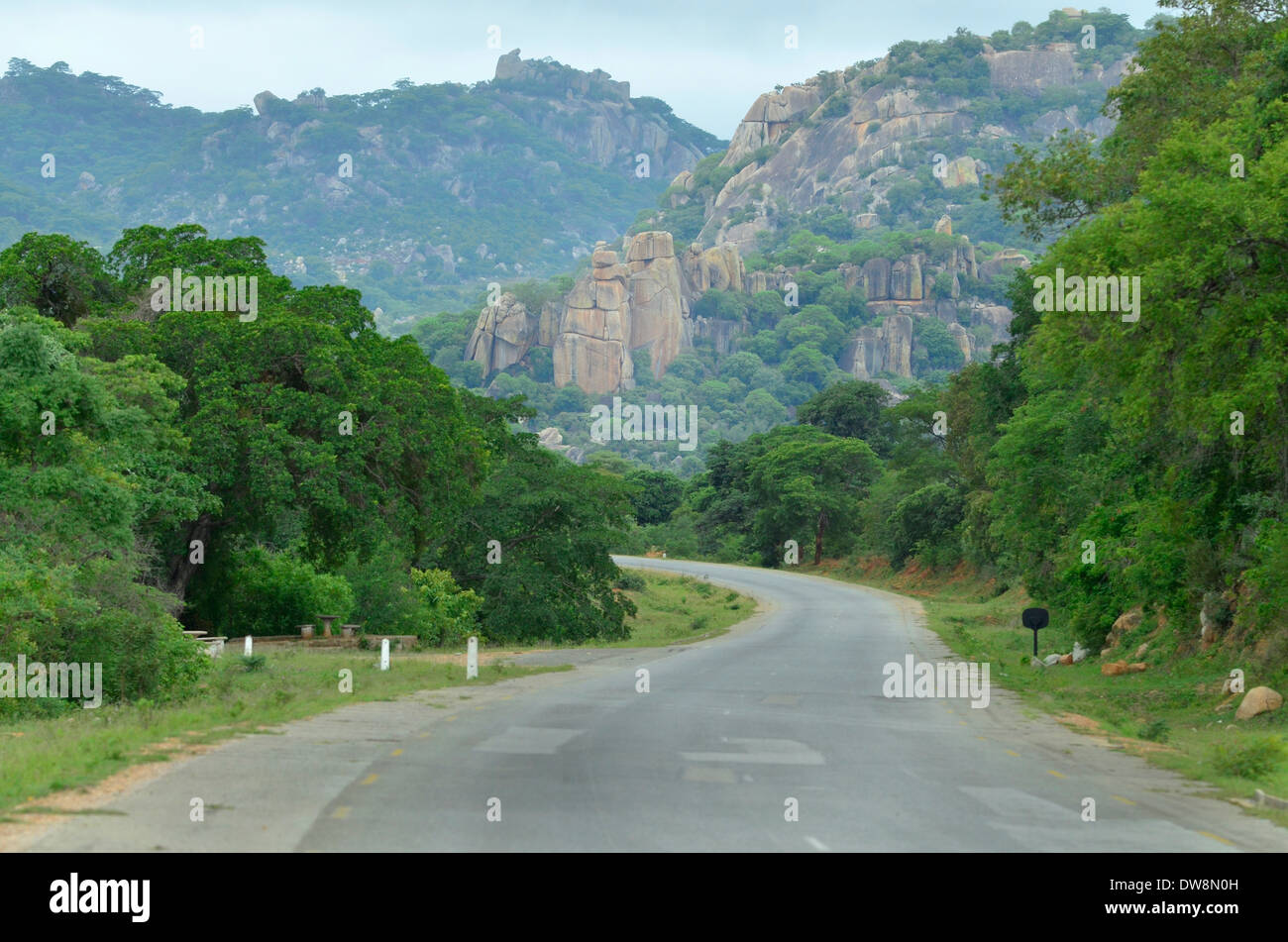 Eastern Highlands von Zimbabwe im Sommer mit hellen grünen Farben und gebirgige Lebensraum. Kurvenreiche Strecke, Hügel. Stockfoto
