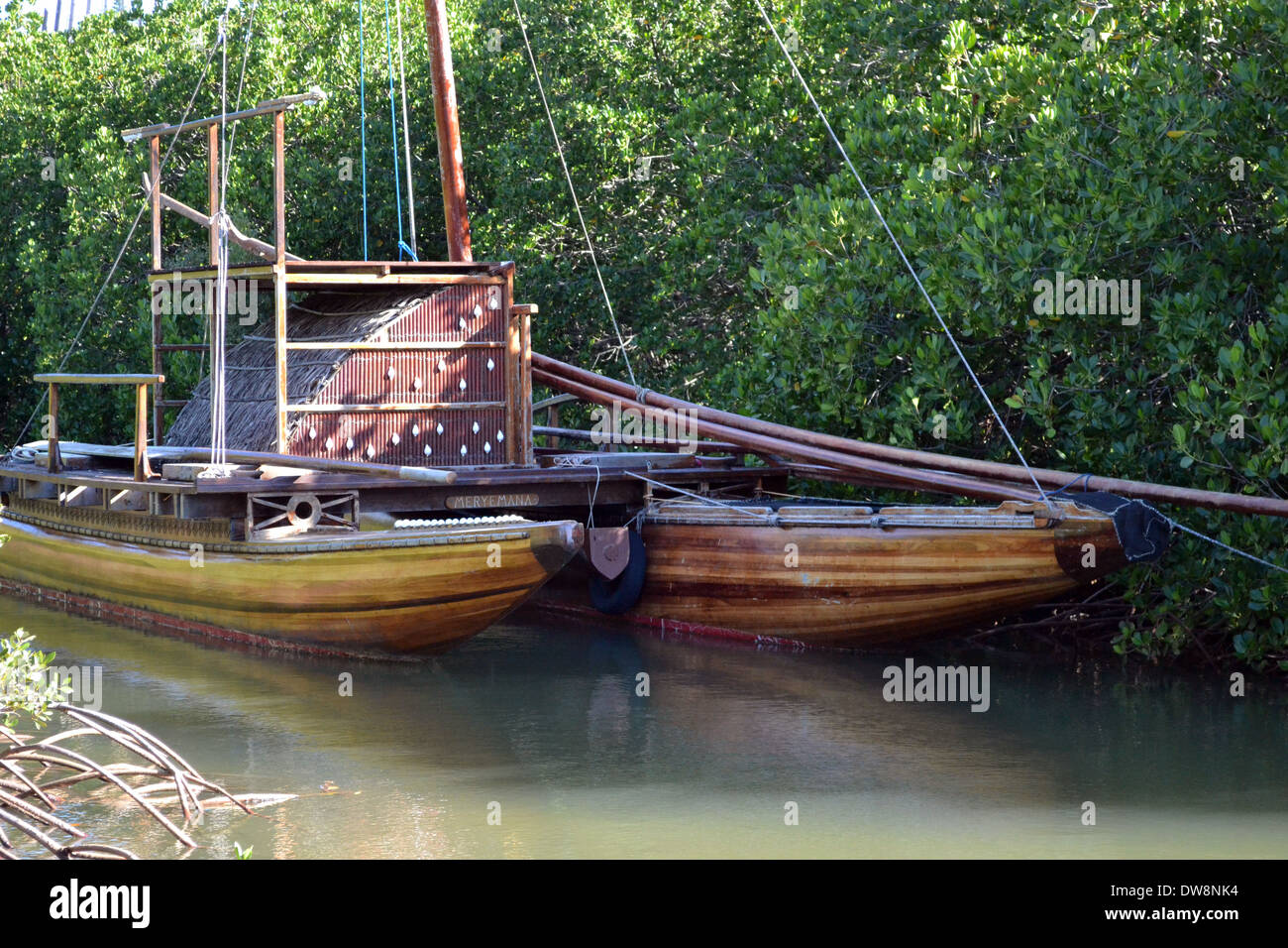 Einbaum, Boot traditionellen Kanak Segel in einen Mangrovenwald in Noumea, Neukaledonien, Südpazifik Stockfoto