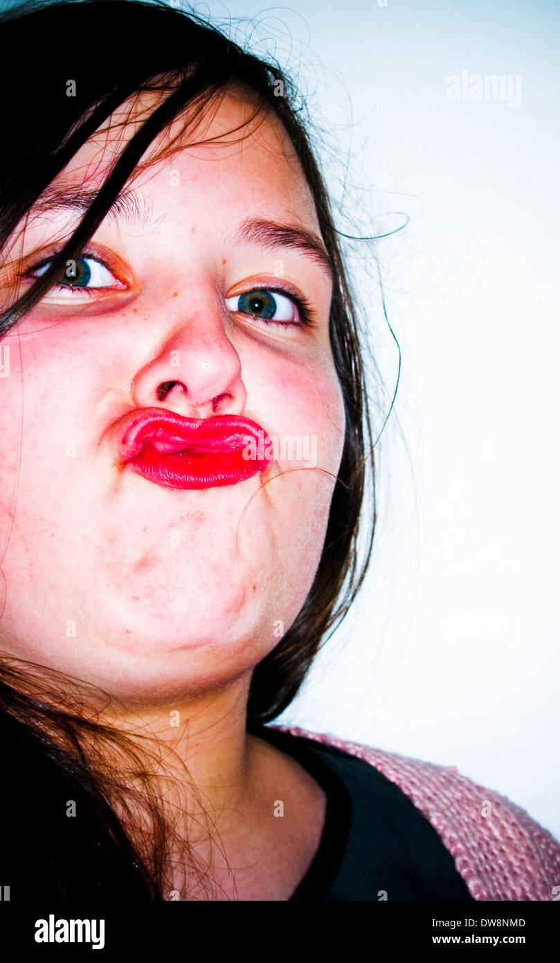 12 Jahre altes Mädchen machen lustige schmollendes Gesicht Stockfoto