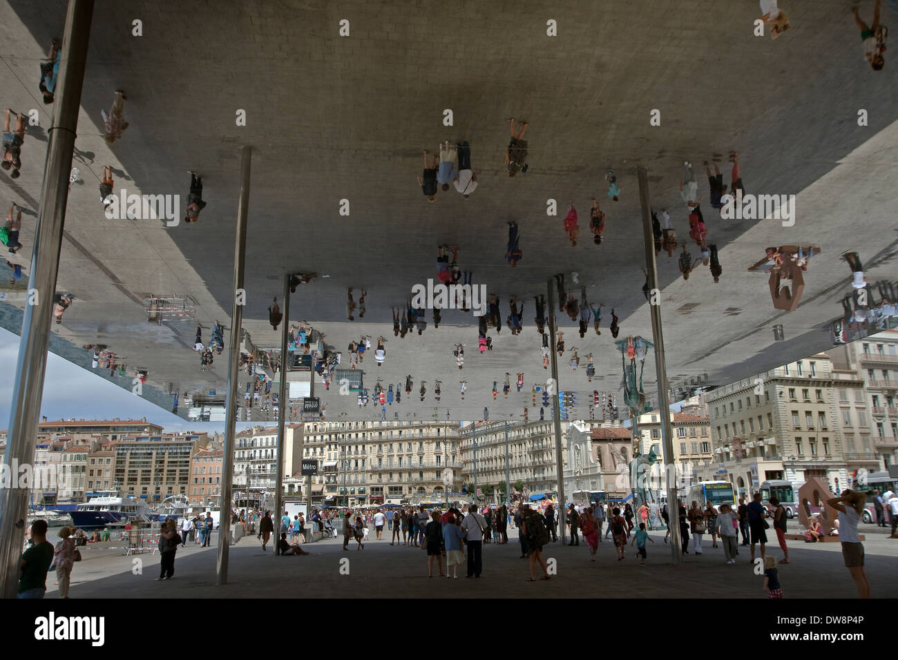 Herrlichkeit wider: Ombrière, die neue Foster and Partners Unterschlupf alten Hafen von Marseille Stockfoto