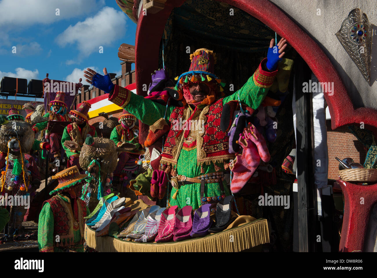 Karneval-Schwimmer zeigen rassistischen Karikaturen der marokkanische Händler bei traditionell offensive Aalst Karnevalszug, Karneval Montag, Aalst, Belgien Stockfoto