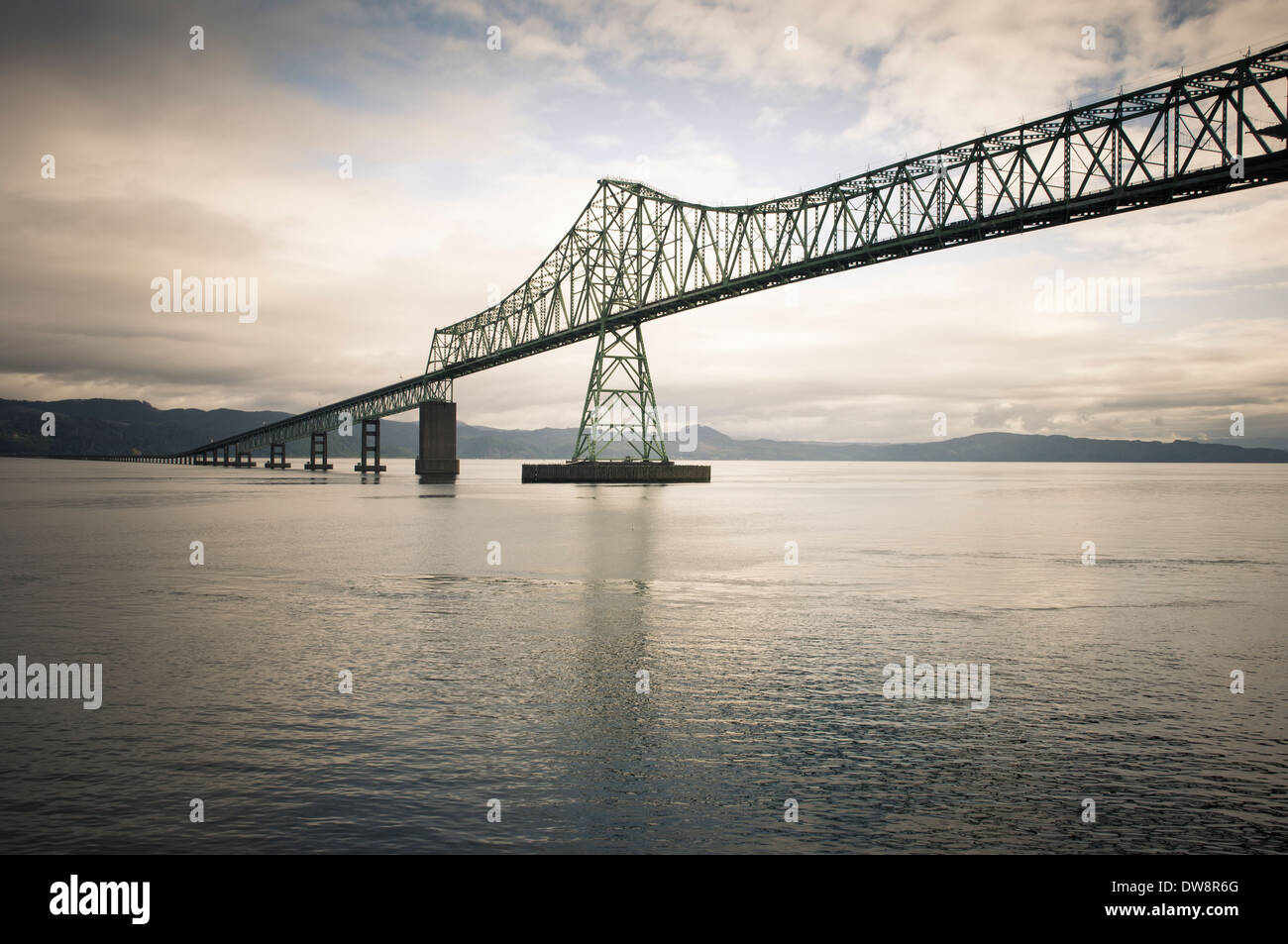 U.S. Highway 101 überquert den Columbia River zwischen Oregon und Washington auf der Astoria – Megler Brücke Stockfoto