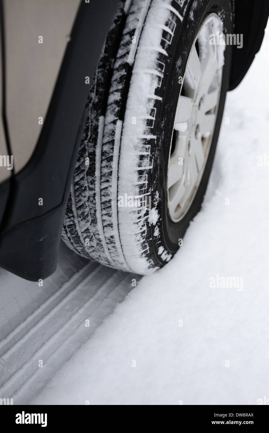 Rechten Vorderrad Reifen Reifen im Schnee auf einem kleinen SUV Honda CRV aller Rad-Antrieb Stockfoto