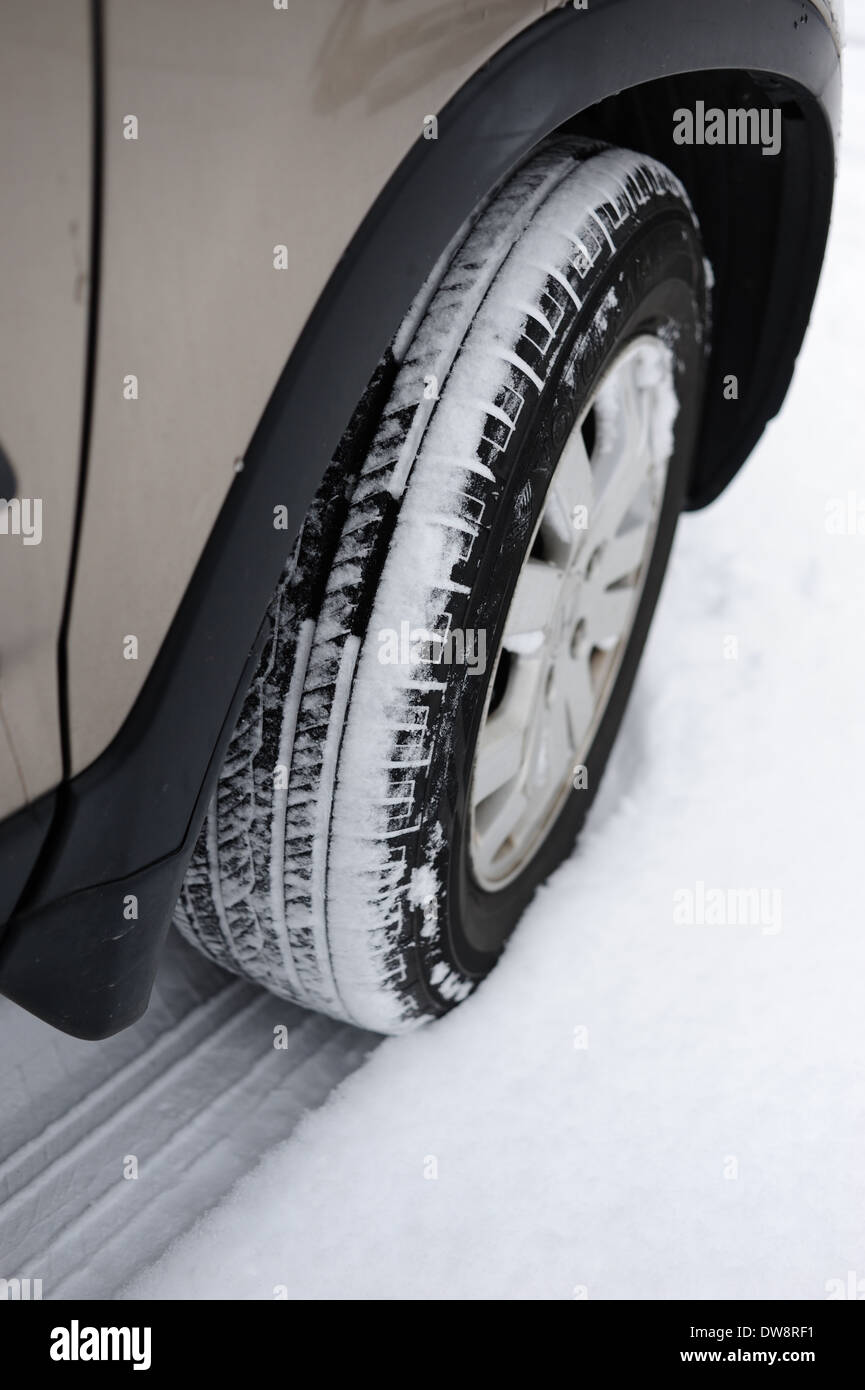 Rechten Vorderrad Reifen Reifen im Schnee auf einem kleinen SUV Honda CRV aller Rad-Antrieb Stockfoto