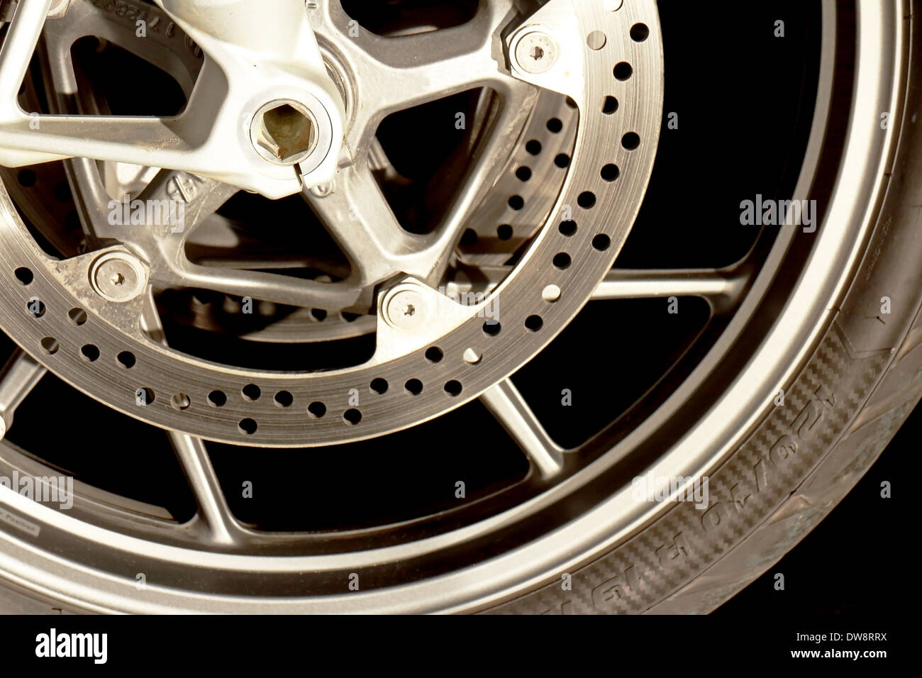 Motorrad Disc Break und Rim Closeup Bild mit schwarzem Hintergrund Stockfoto