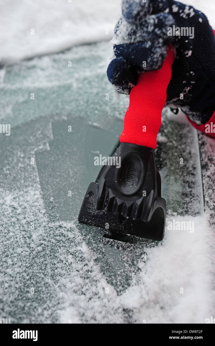 Winter-Eis-Windschutzscheibe Auto - Hand mit einem Eiskratzer, klar und sauber aus Glas Stockfoto