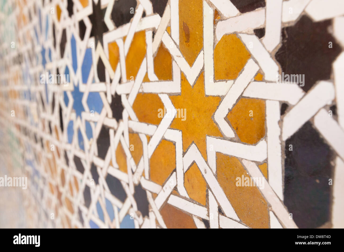 Spanien Andalusien Sevilla Fliesen Dekoration Patio de las Doncellas. Diese geometrischen Muster in der islamischen Kunst drücken ein Prinzip der göttlichen Schönheit aus. Stockfoto