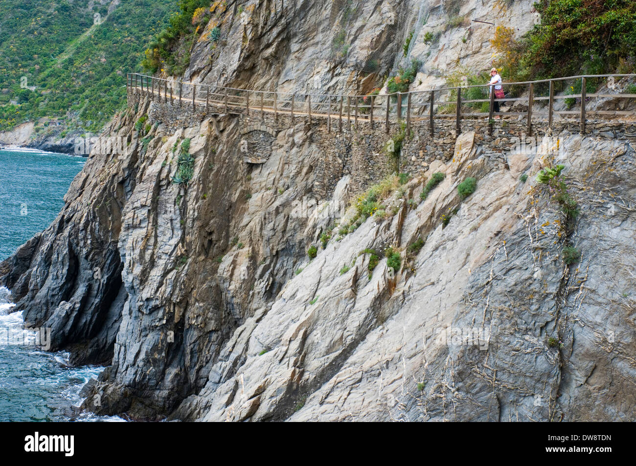 Touristen auf den Sentiero Azzurro in der Nähe von Manarola, Cinque Terre, Italien Stockfoto