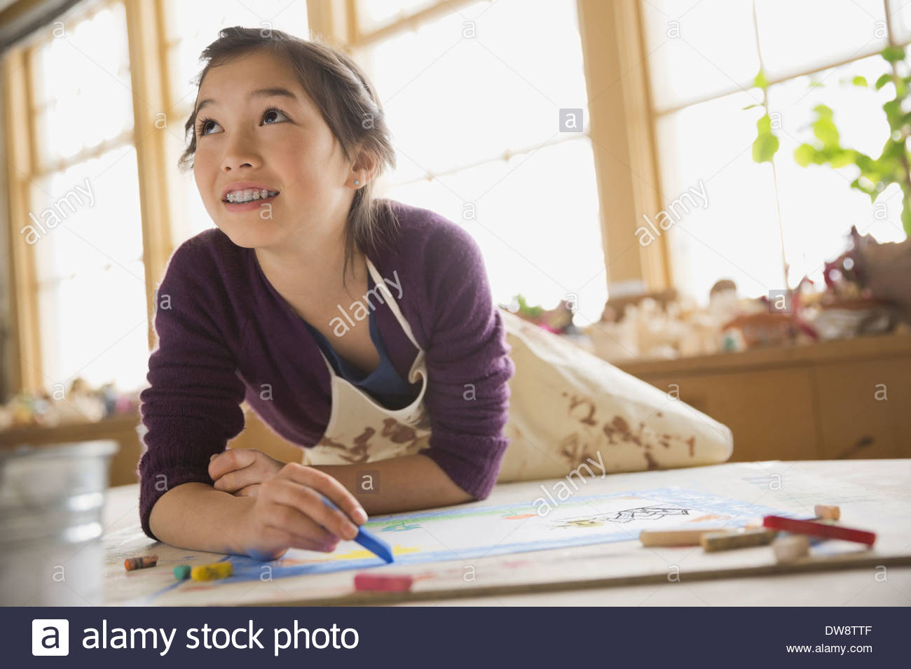 Mädchen zeichnen mit Pastellkreiden im Kunstunterricht Stockfoto