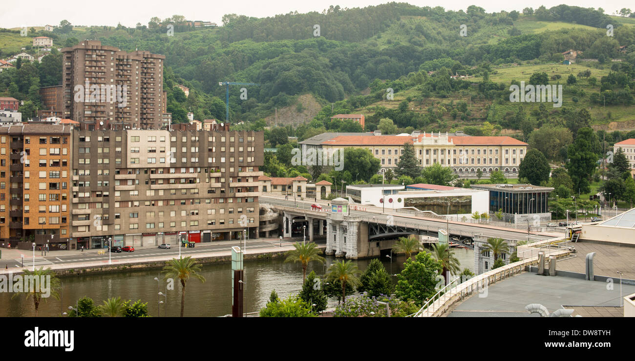 Brücke über den Fluss Bilbao, Spanien Stockfoto