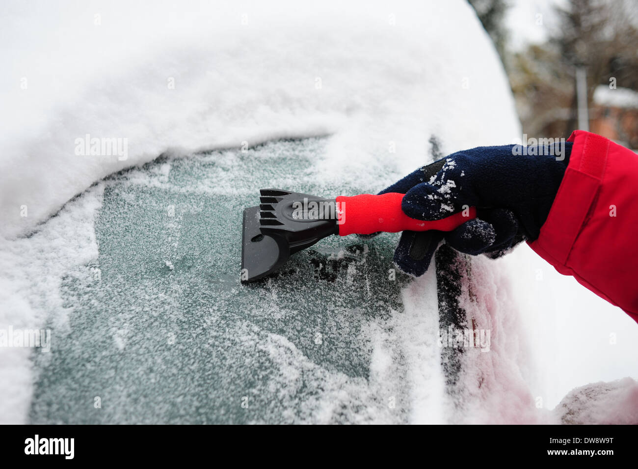 Winter-Eis-Windschutzscheibe Auto - Hand mit einem Eiskratzer, klar und sauber aus Glas Stockfoto
