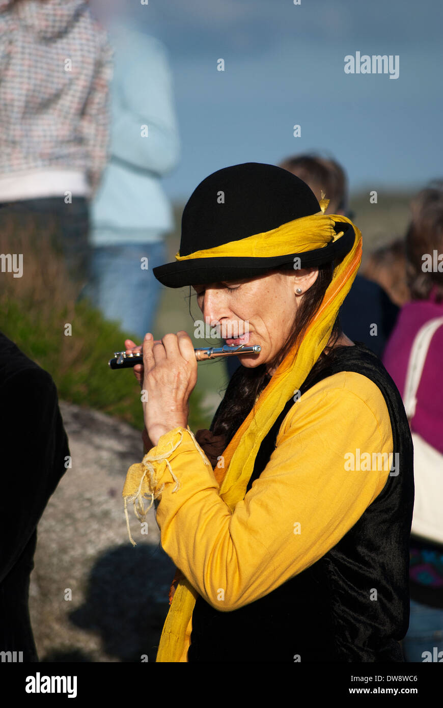 eine junge Frau, die ein Flötenspiel Stockfoto