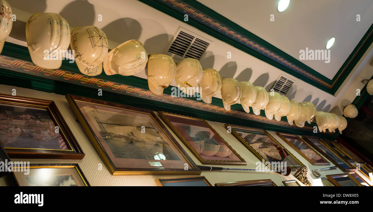 Bauarbeiter harte Hüte auf dem Display, Bilbao, Spanien Stockfoto