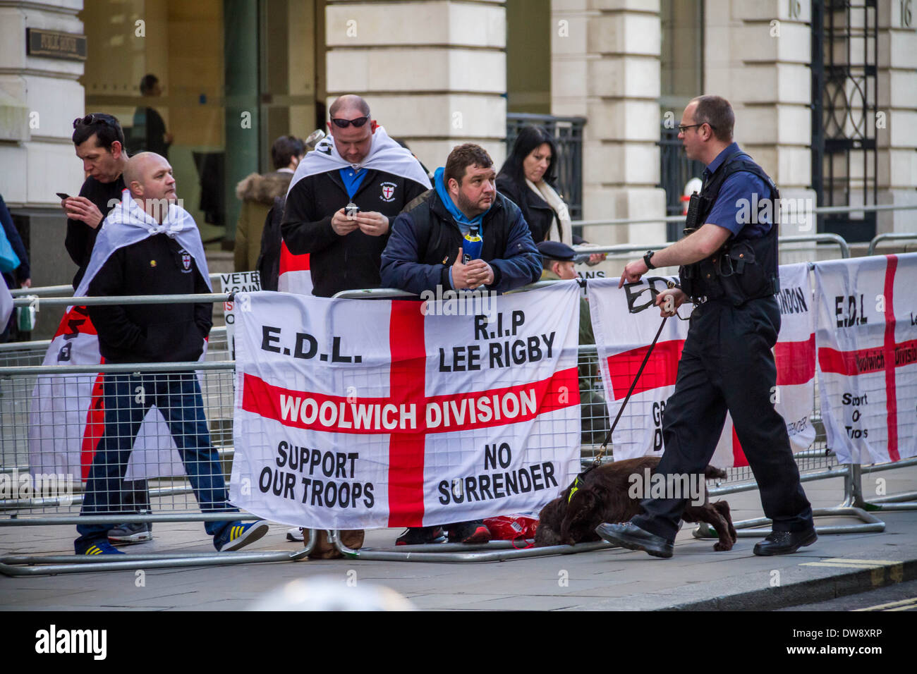 Britische fernen rechten nationalistischen Gruppen außerhalb der Old Bailey Gericht in London am Tag der Urteilsverkündung Private Lee Rigby Mörder Stockfoto