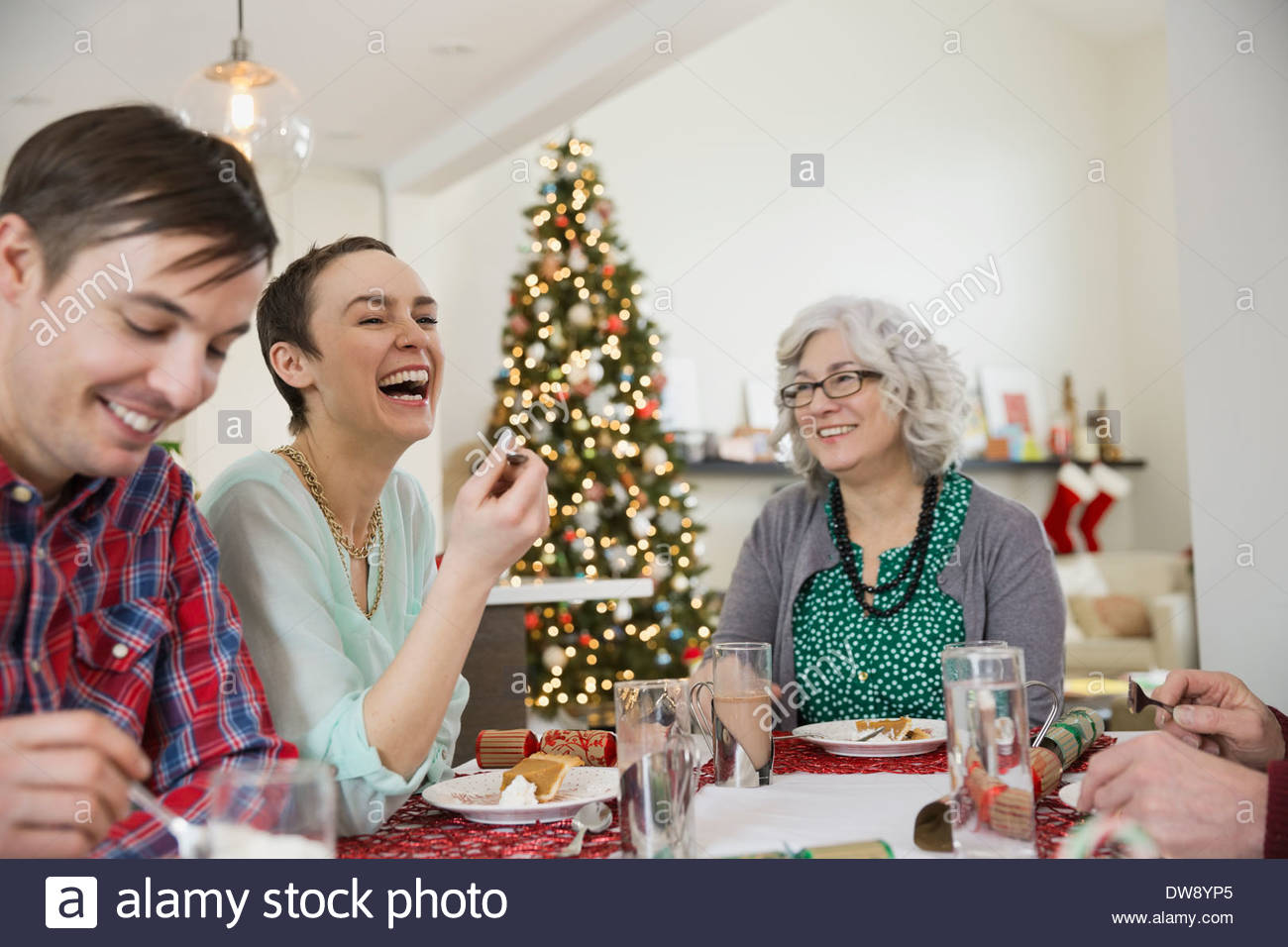 Familie Weihnachtsessen gemeinsam genießen Stockfoto