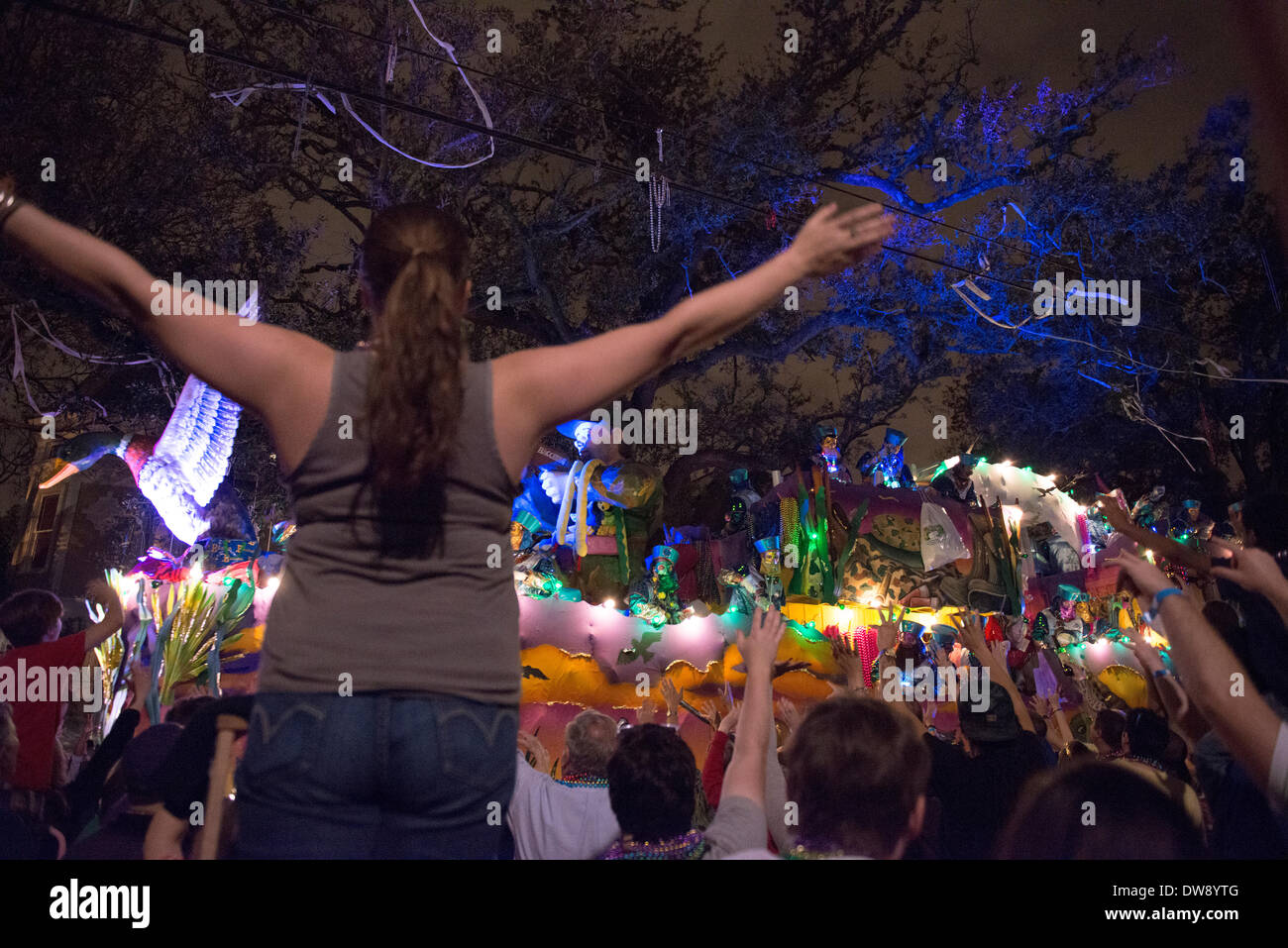 New Orleans, Louisiana, 2. März 2014. Menschenmassen überfluten St. Charles Street um die Krewe von Bacchus Parade, in diesem Jahr unter dem Motto, "In Vino Veritas!" Bildnachweis: JT Blatty/Alamy Live-Nachrichten Stockfoto