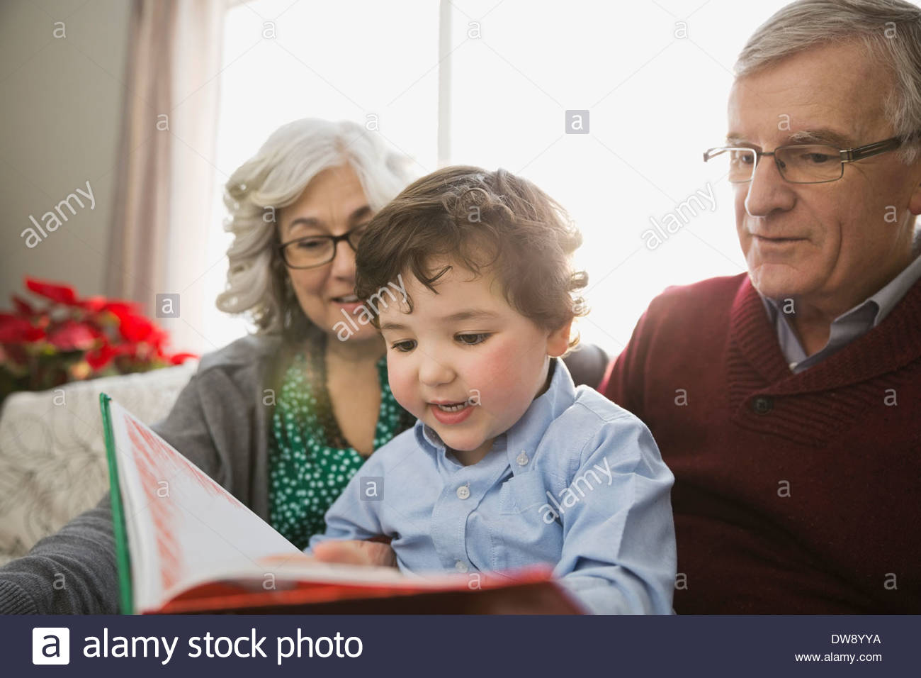 Großeltern und Enkel Buch zusammen Stockfoto