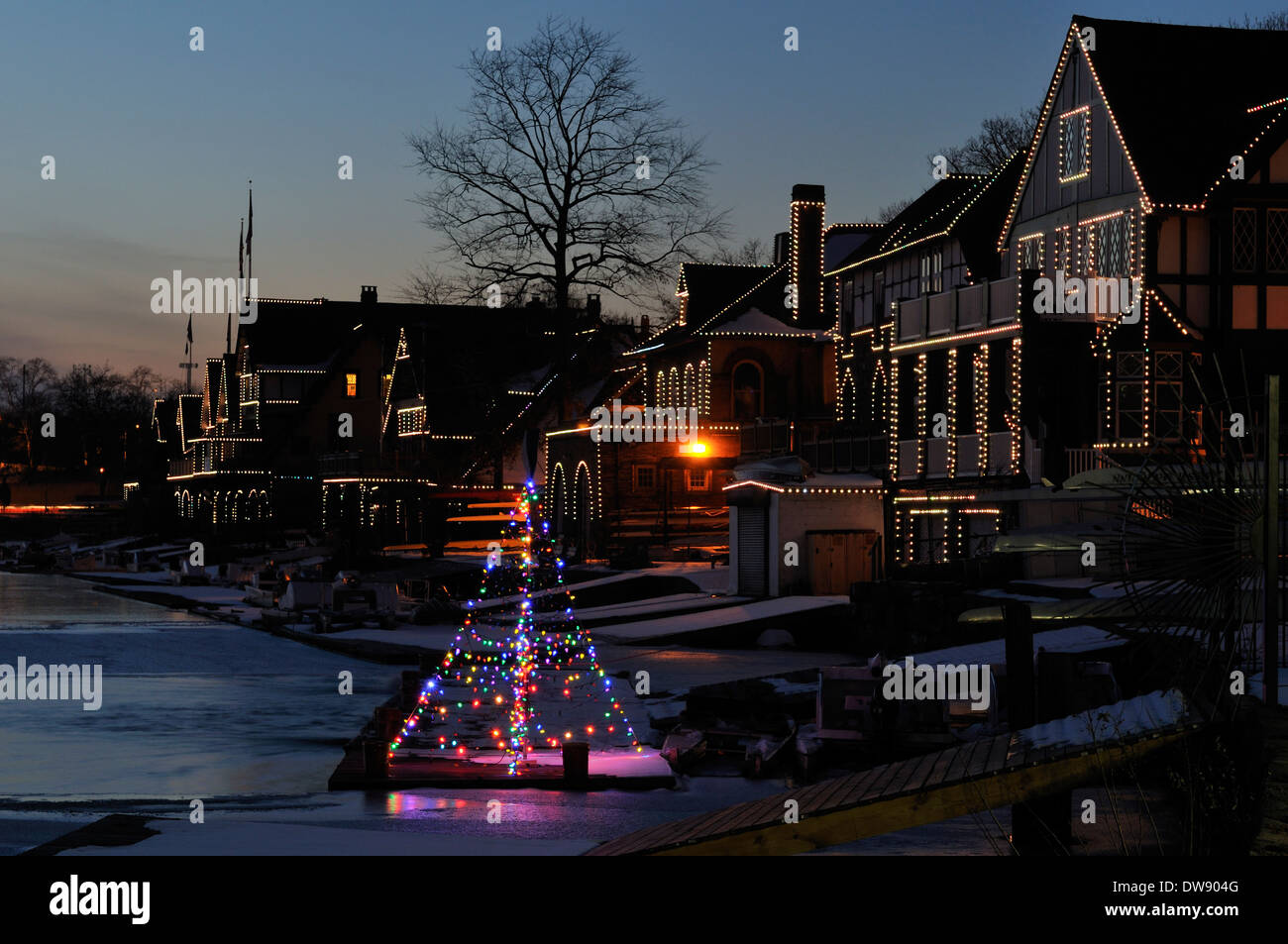 Boathouse Row entlang des Schuylkill River in Philadelphia, Pennsylvania, USA Stockfoto