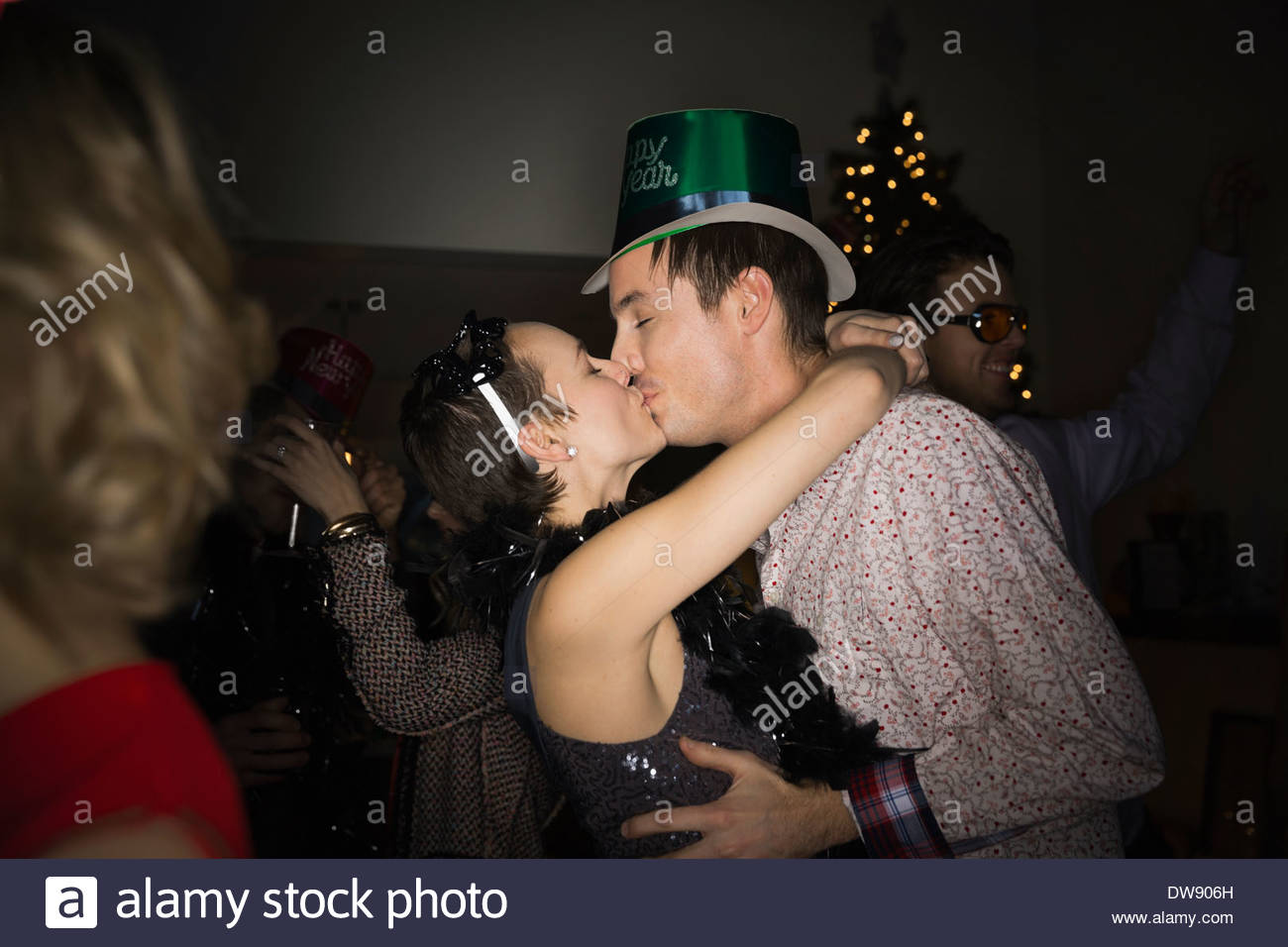 Paar Küssen auf New Years Eve party Stockfoto