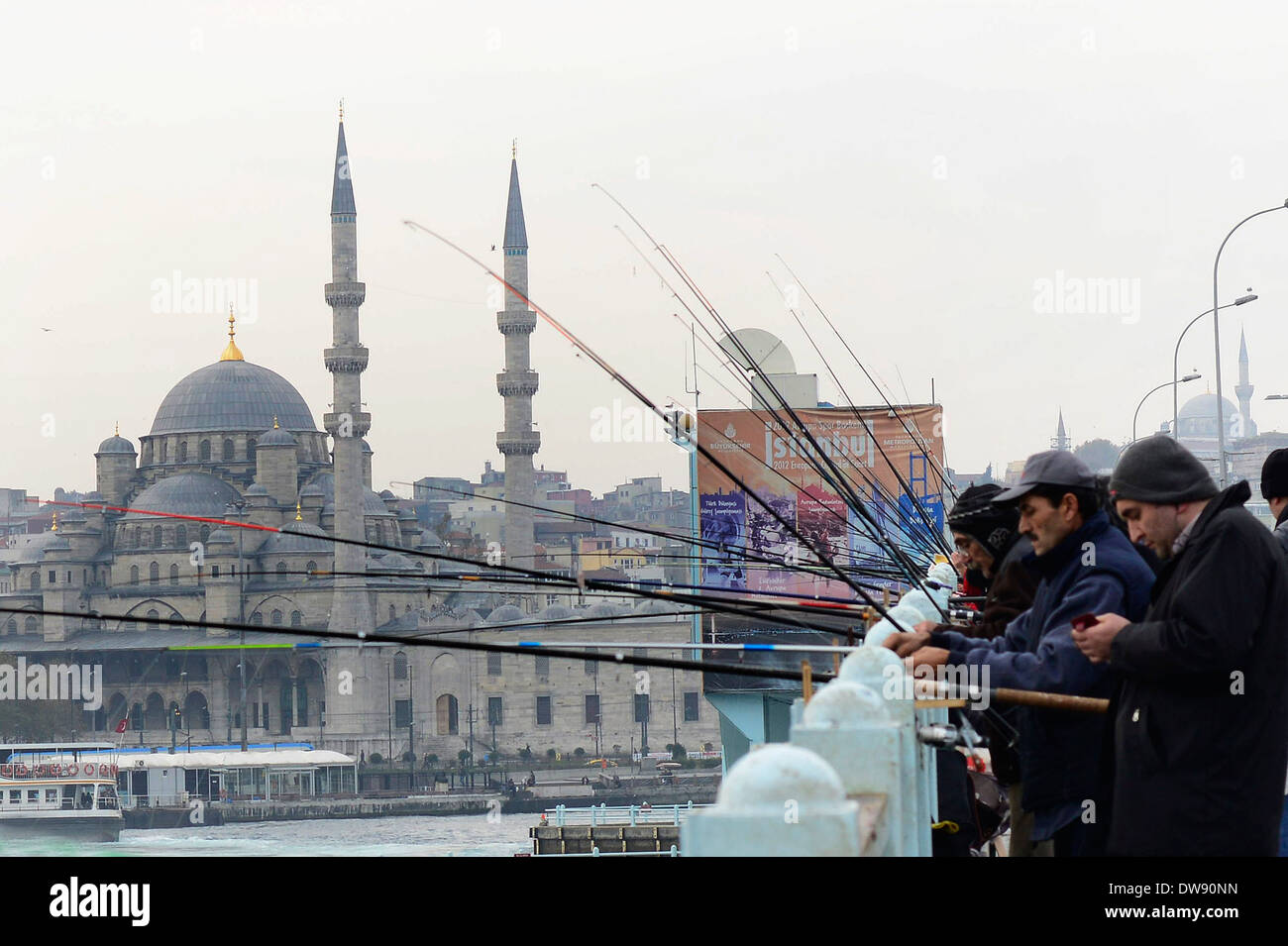 Fischer auf der Galata-Brücke in Istanbul. Stockfoto