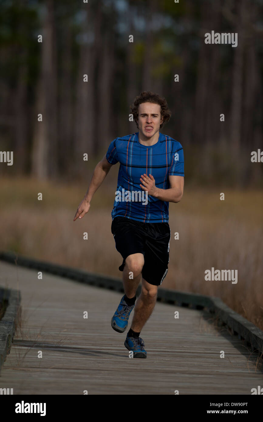 Junge läuft, Louisiana, 16 Jahre alt Stockfoto