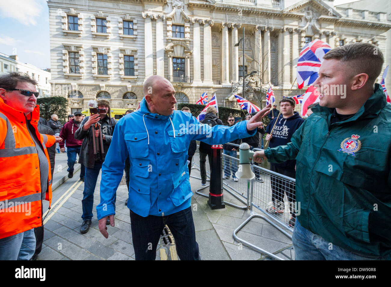 Paul Golding (R) Führer der rechten Patriot-Britain First-Gruppe vor Gericht Old Bailey in London. Stockfoto