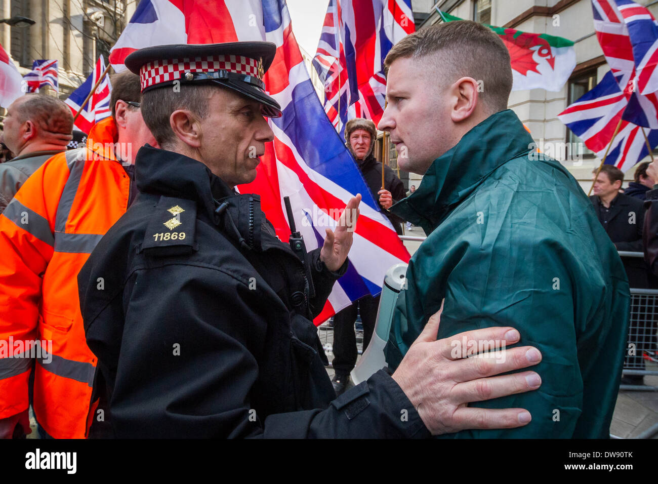 Paul Golding (R) Führer der Britain First rechtsextreme Bewegung außerhalb Old Bailey Gericht am Tag Verurteilung des Lee Rigbys Mörder. London, UK. Stockfoto