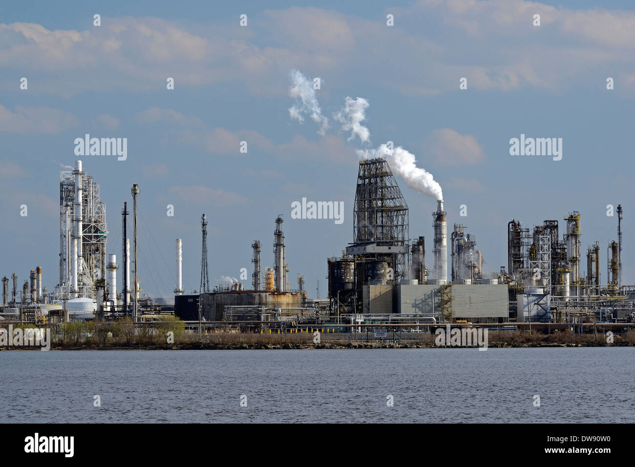 Öl-Raffinerie am Delaware River in South Jersey. Stockfoto