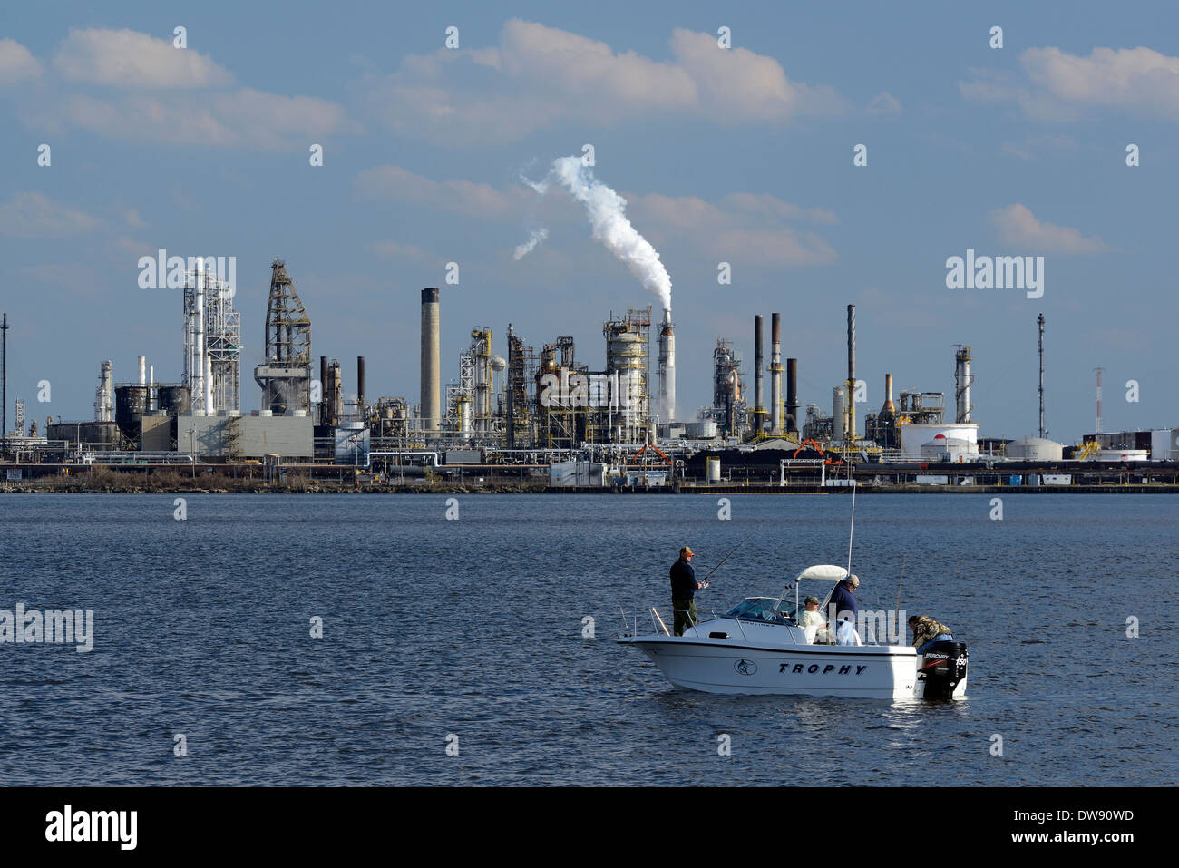 Männer Angeln vom Vergnügen Boot am Delaware River in der Nähe eine Öl-Raffinerie in Südjersey. Stockfoto