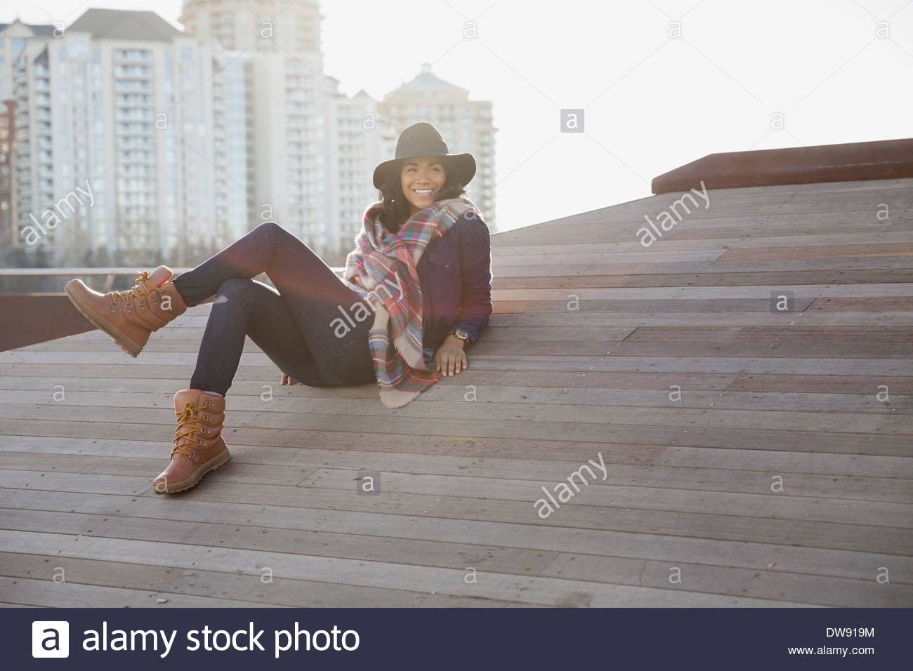 Modebewusste Frau entspannen im freien Stockfoto