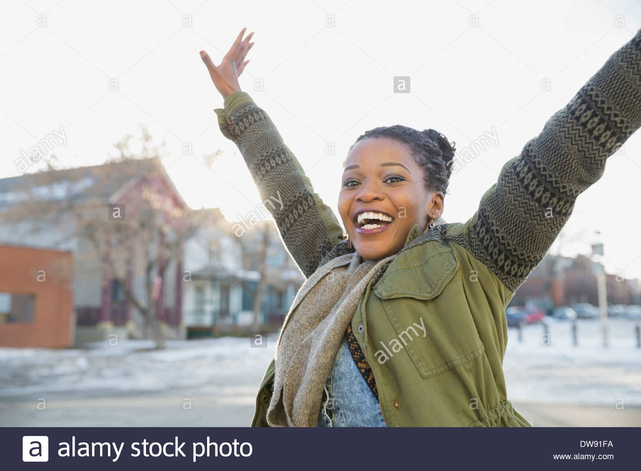 Frau mit im freien erhobenen Armen begeistert Stockfoto