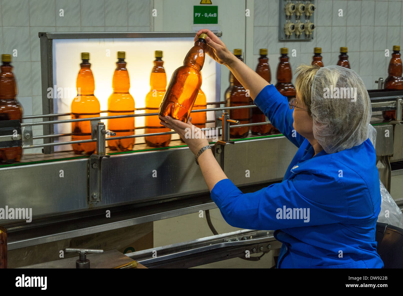 Bier-Qualitätskontrolle. Barnaul Bierfabrik. Russland Stockfoto