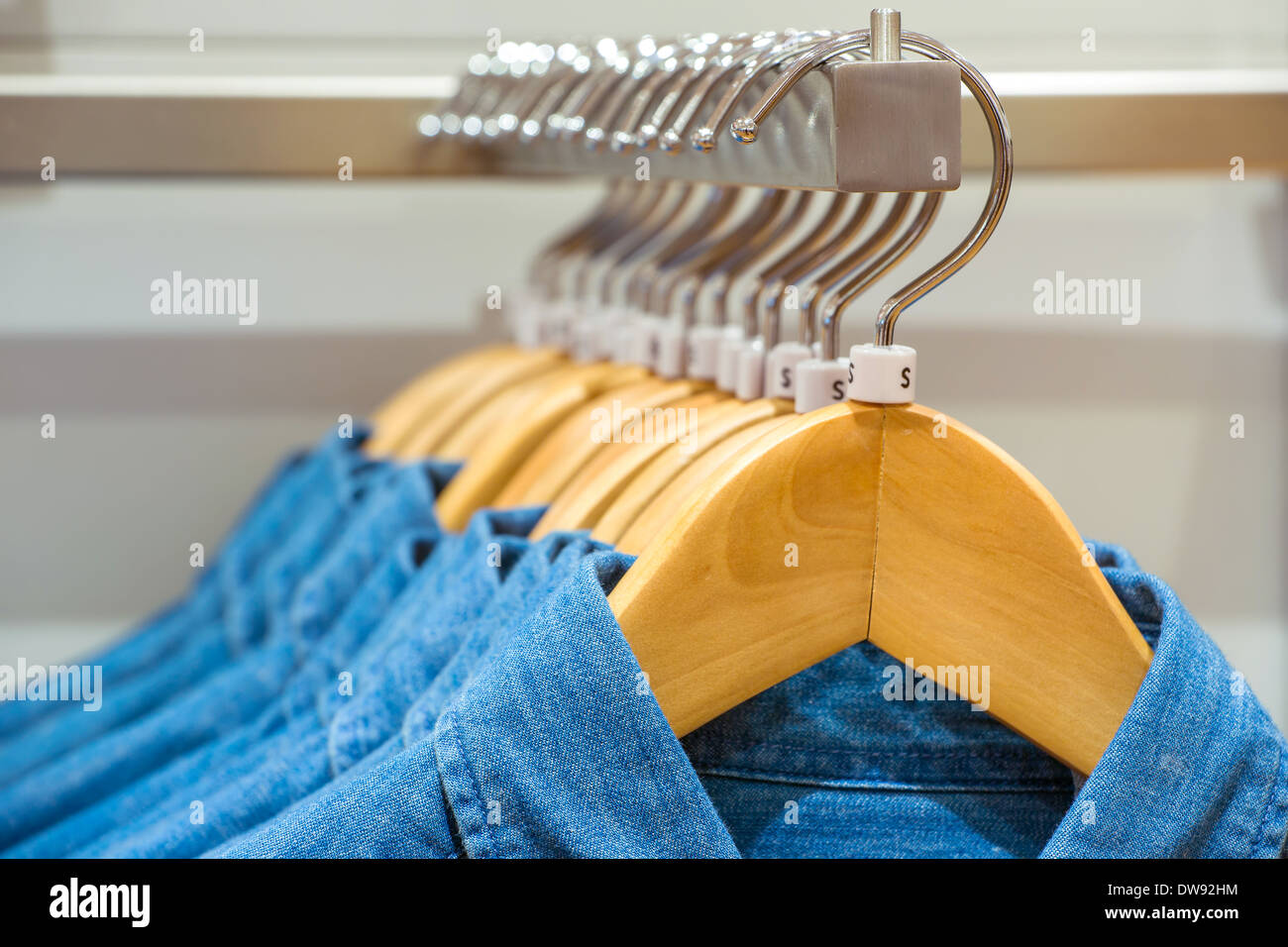 Jeans Hemden auf den Kleiderbügel in dem Bekleidungsgeschäft Stockfoto