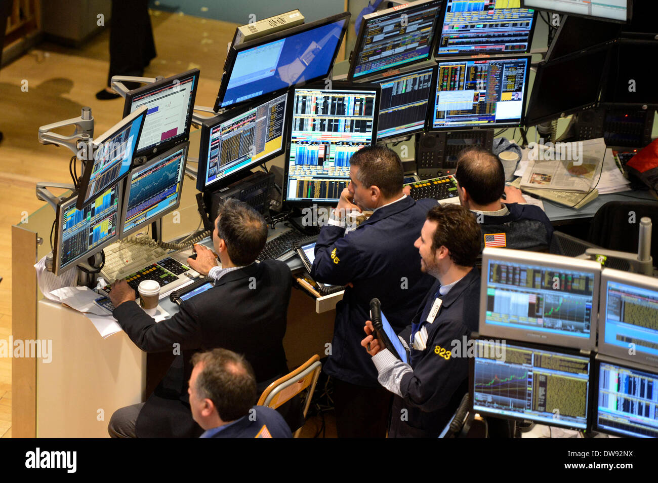 New York, USA. 3. März 2014. Händler arbeiten an der New York Stock Exchange, Vereinigte Staaten, 3. März 2014. US-Aktien sank Montag nach global Equity Verkauf ausgelöst durch die Eskalation der Spannungen in der Ukraine. Der Dow Jones Industrial Average stürzte 153,68 Punkte oder 0,94 Prozent auf 16,168.03. Die S & P 500 sank 13,72 Punkte oder 0,74 Prozent auf 1,845.73. Der Nasdaq Composite Index rutschte 30,82 Punkte oder 0,72 Prozent auf 4,277.30. Bildnachweis: Wang Lei/Xinhua/Alamy Live-Nachrichten Stockfoto