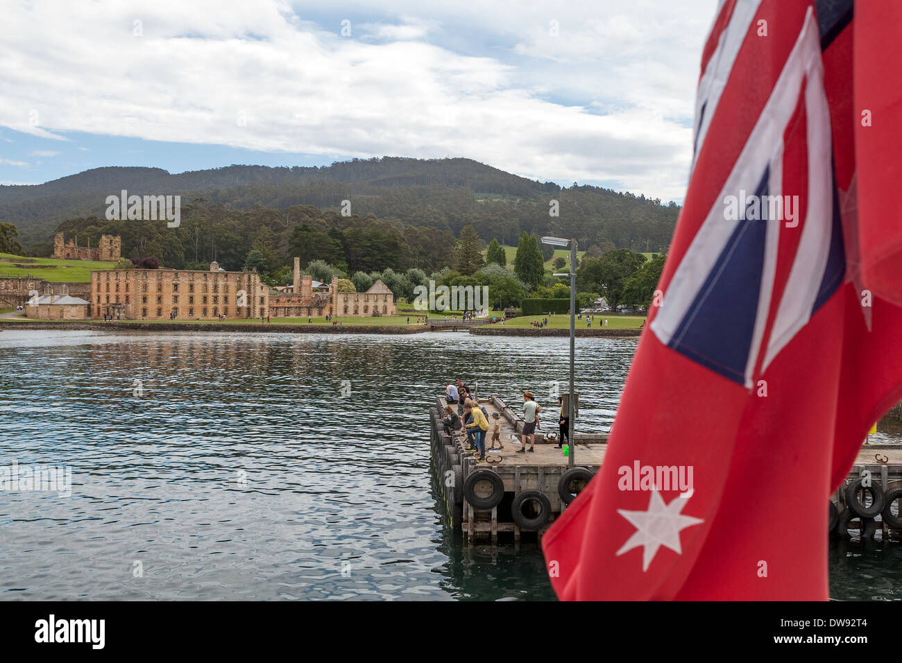 Die Penitentiary, alte Mühle, Port Arthur, Tasmanien, Australien von hinten Boot fliegen Red Ensign Stockfoto