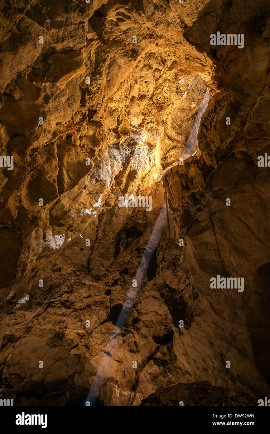 Lichtstrahl in der Höhle Stockfoto