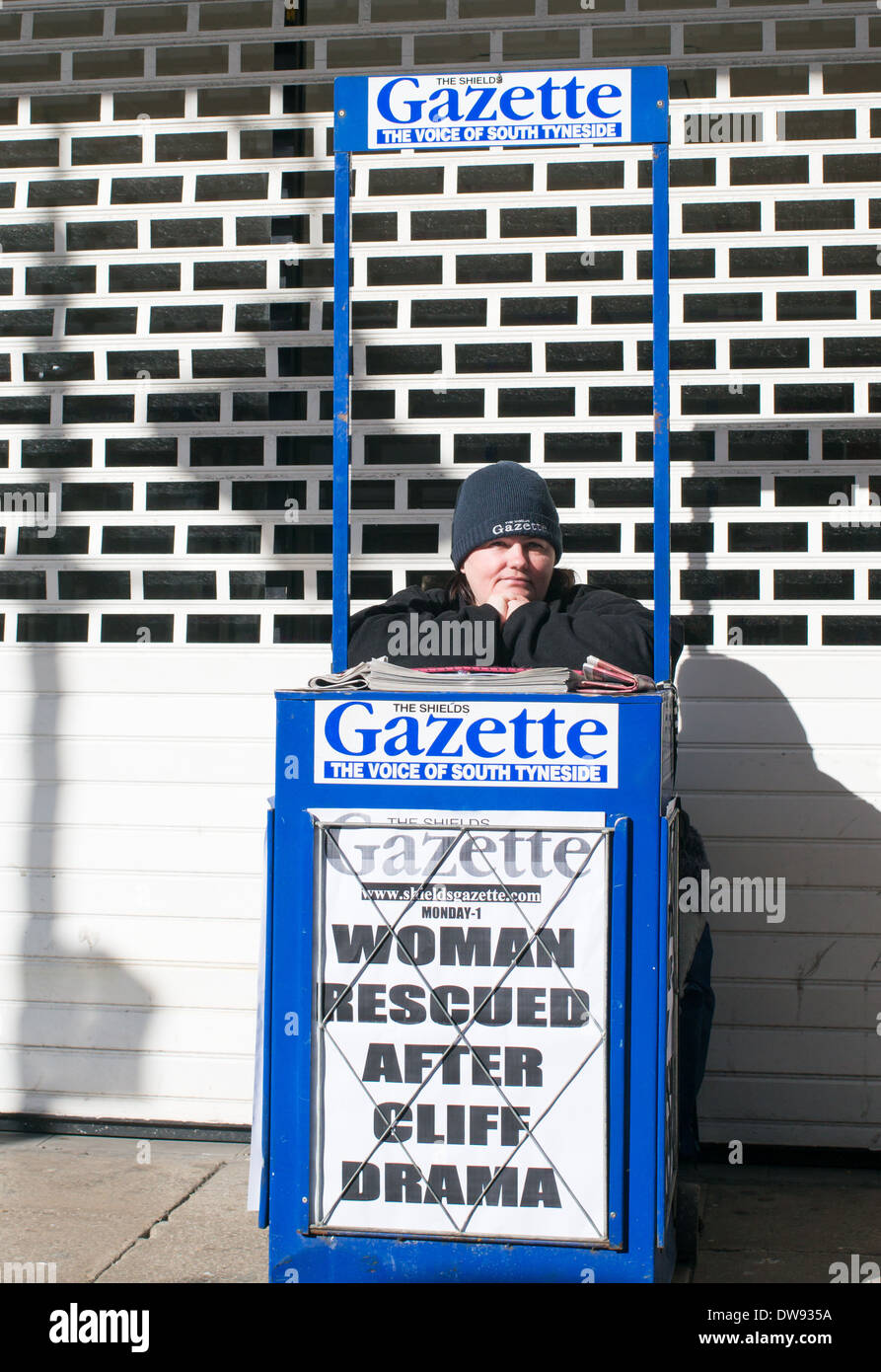 Weibliche Zeitung Anbieter sitzen Verkauf Shields Gazette South Shields North East England UK Stockfoto