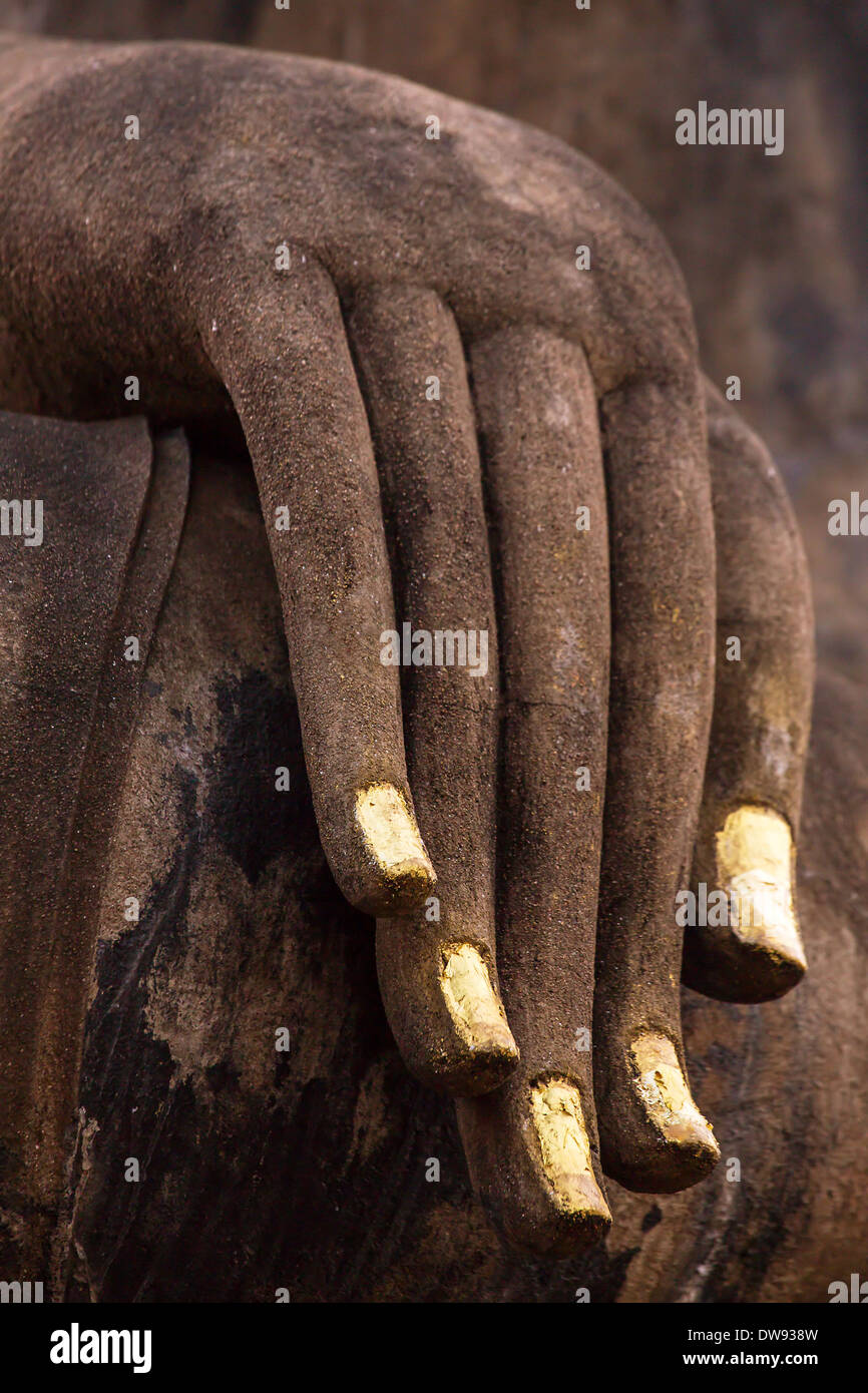 Hand von einem alten Buddha-Statue im Tempel des Sukhothai Historical Park, Thailand Stockfoto