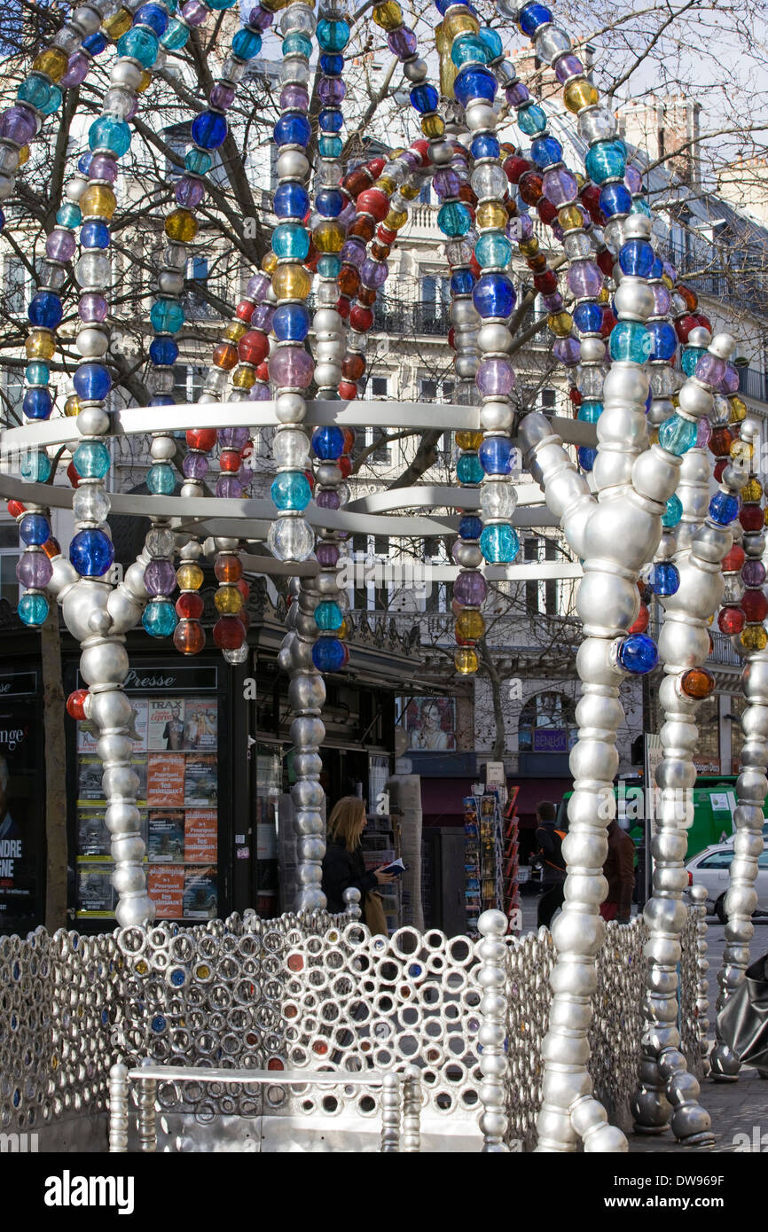 Otoniel Künstler arbeiten an Louvre Palais royal Metro Station "Kiosque des Noctambules" Kiosk der Nacht Wanderer Stockfoto