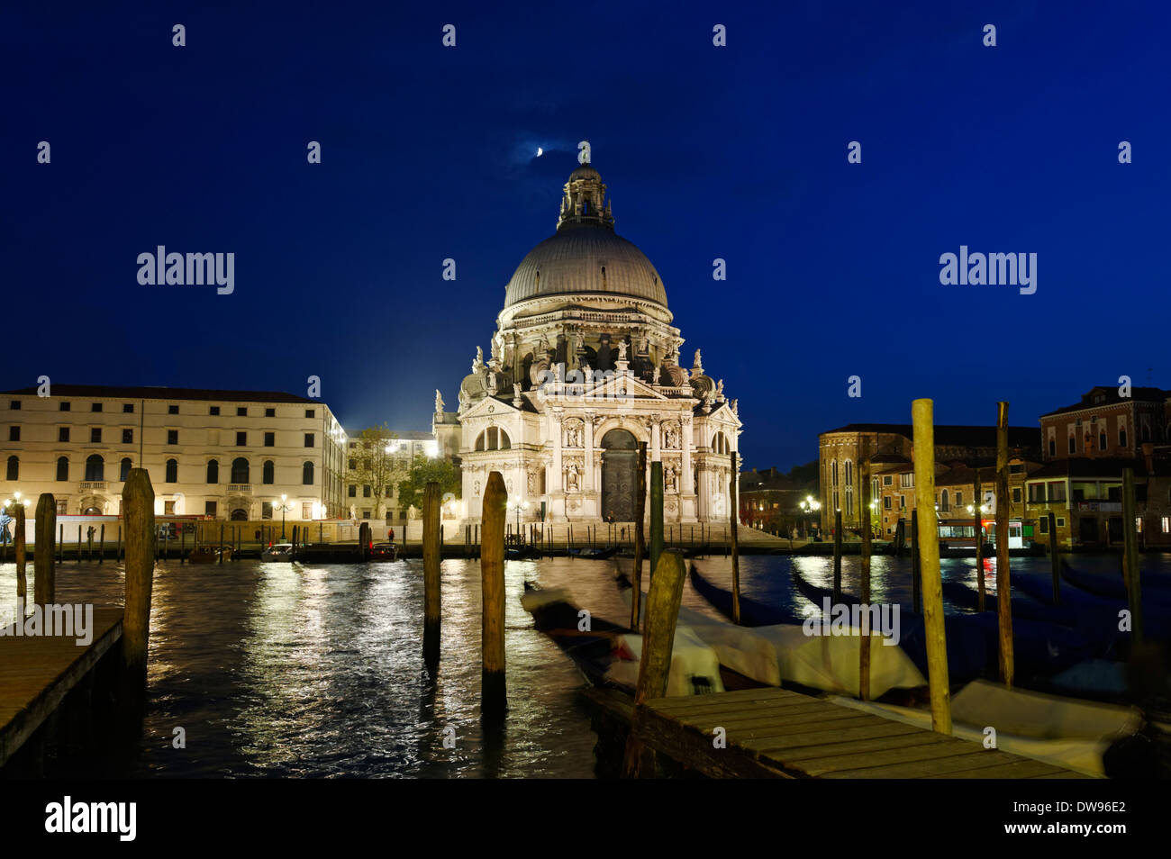 Canal Grande oder Canal Grande mit der Kirche Santa Maria della Salute, von der Calle del Traghetto, bei Dämmerung, San Marco Viertel Stockfoto