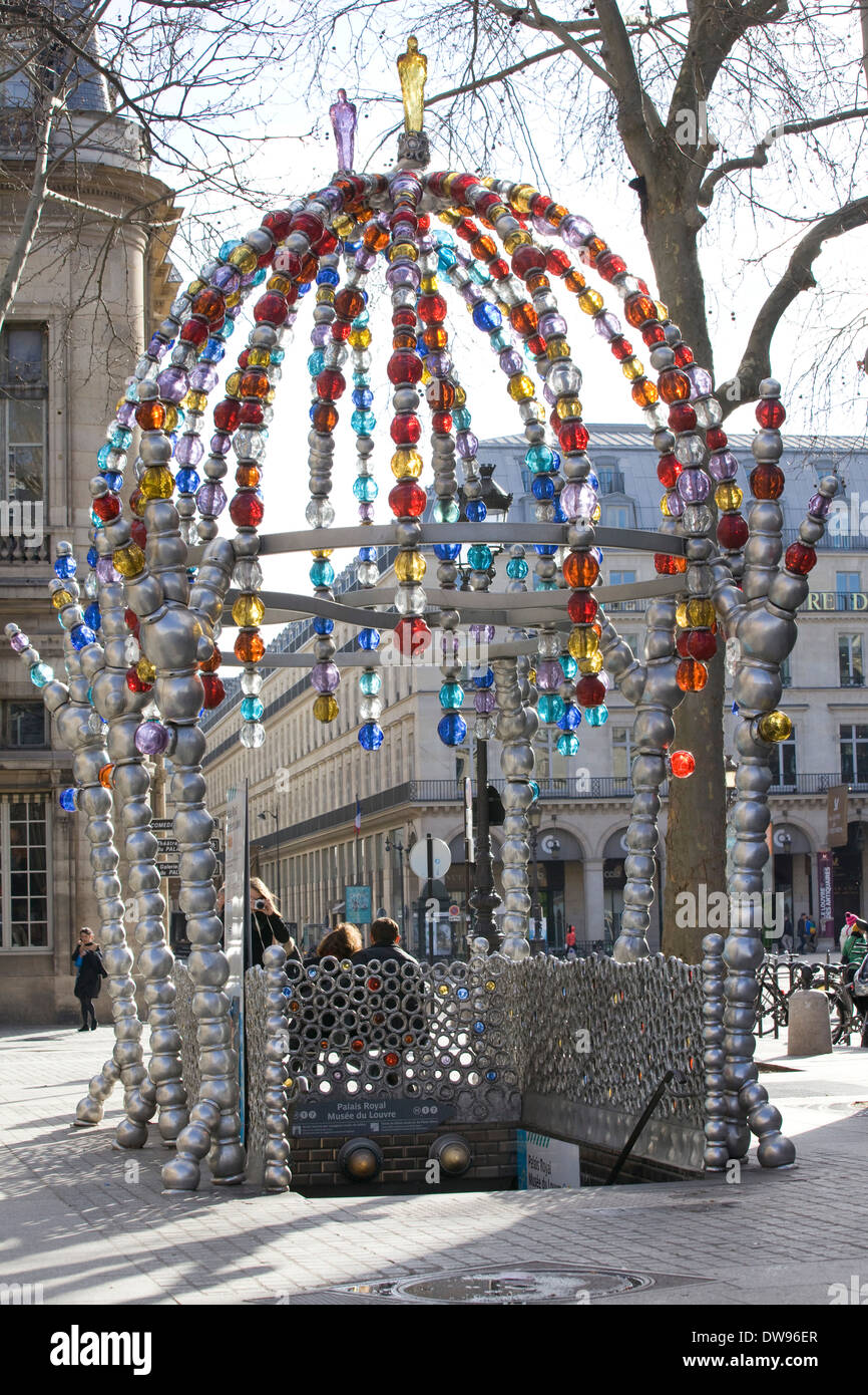 Otoniel Künstler arbeiten an Louvre Palais royal Metro Station "Kiosque des Noctambules" Kiosk der Nacht Wanderer Stockfoto