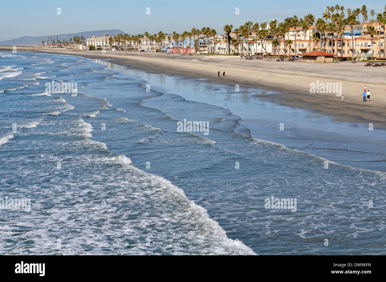 Strand mit Ferienhäusern, Ansicht von der historischen Oceanside Pier, Oceanside, San Diego County, Kalifornien, USA Stockfoto