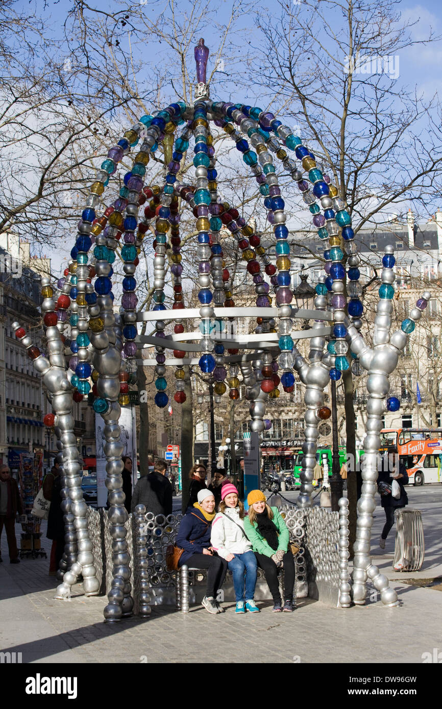 Touristischen saß mit ihrem Foto an das Otoniel Kunstwerk auf Palais royal u-Bahnstation "Kiosque des Noctambules" Stockfoto