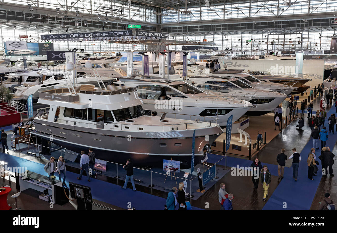 Luxus-Motoryachten auf dem Display in einer Ausstellungshalle, Boot Düsseldorf Messe, Düsseldorf, Nordrhein-Westfalen, Deutschland Stockfoto